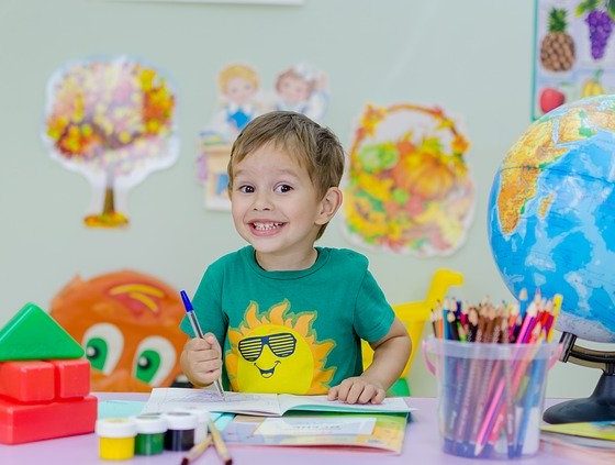 Un garçon heureux à l'école